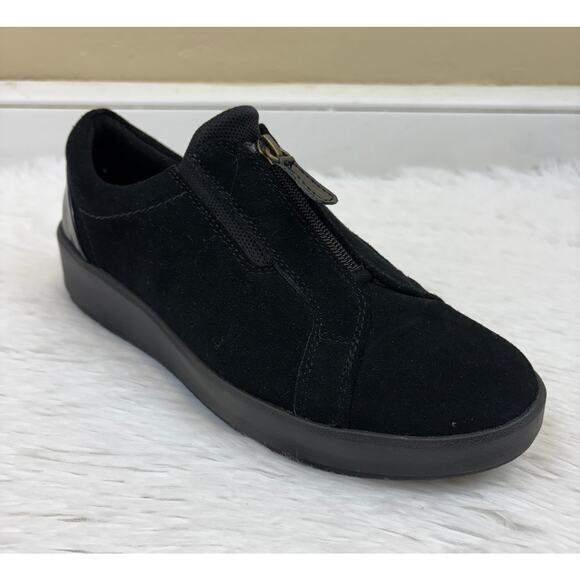 Clarks Women's Layton Rae Slip-On Black Suede Sneaker Size 9 Wide - Picture 1 of 7